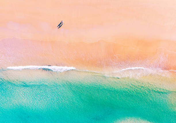 청록색 바다에 가까운 아침 햇살에 해변에서 신혼 부부와 함께 놀라운 해변의 공중보기, 여름 해변 풍경의 최고 ��전망, 휴일 여행 및 여행 개념 - beach blue turquoise sea 뉴스 사진 이미지