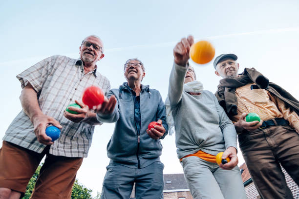 gli amici anziani di lunga data giocano a bocce - longtime foto e immagini stock