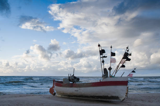 barcos de pesca - rewal - fotografias e filmes do acervo