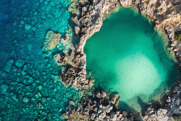 lago natural à beira-mar - scenics multi colored greece blue - fotografias e filmes do acervo