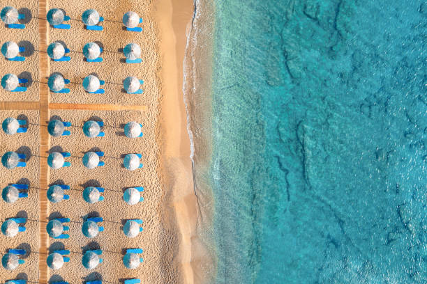 vista aérea em uma praia de areia - scenics multi colored greece blue - fotografias e filmes do acervo