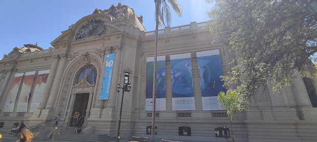 Image of the facade of the Museum of Art in Santiago de Chile. Image taken in January 2022.