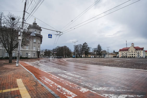 centralna część miasta czernihów z rondem i placem kostki brukowej, pochmurny wiosenny dzień - czernichów zdjęcia i obrazy z banku zdjęć