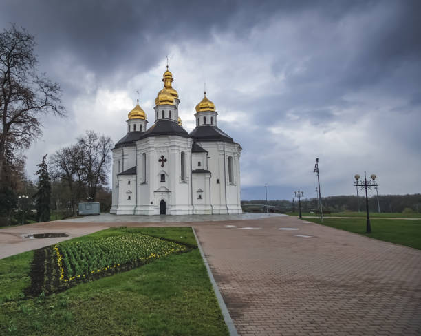 widok z parku miejskiego miasta czernihów na cerkiew ze złotymi kopułami, w pochmurną wiosenną pogodę - czernichów zdjęcia i obrazy z banku zdjęć