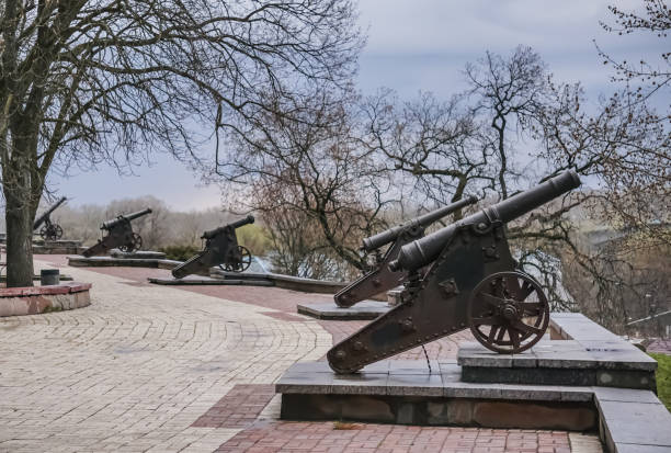 starożytne stalowe ciężkie armaty w parku miejskim miasta czernihów, zabytki z armat w pochmurną pogodę - czernichów zdjęcia i obrazy z banku zdjęć