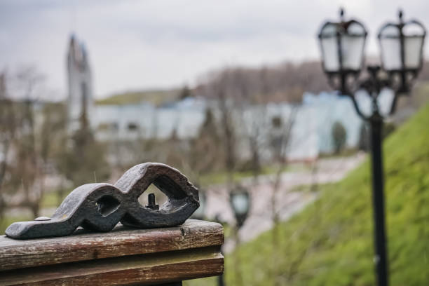 element dekoracyjny na starej klatce schodowej ze stali i drewna w parku miasta czernihów, stara klatka schodowa na terenie parku - czernichów zdjęcia i obrazy z banku zdjęć