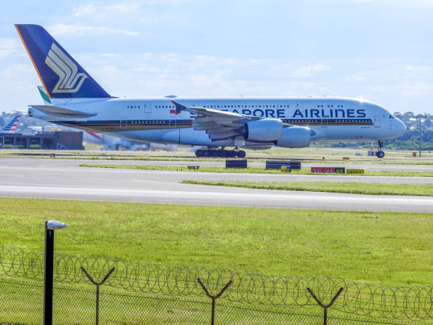 despega el a380 de singapore airlines - flag of the emirates fotografías e imágenes de stock