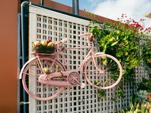 upcycle recycler vieux vélo créatif conception de jardin - bicycle ornamental garden flower formal garden photos et images de collection
