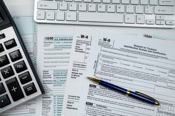 2022 blank 1040 us tax form with calculator and keyboard on office desk - tax imagens e fotografias de stock