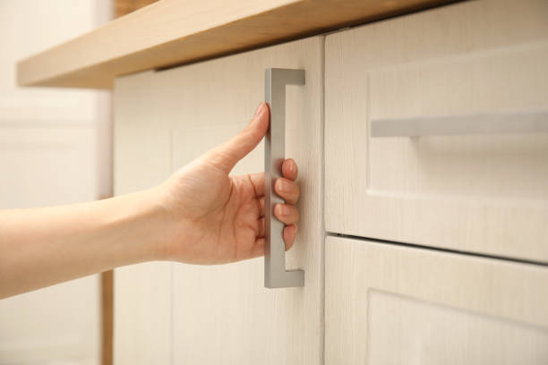 mulher que abre a porta do armário em casa, close-up - home interior women domestic kitchen cabinet - fotografias e filmes do acervo