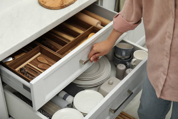 mulher que abre gavetas do armário da cozinha com louça e utensílios diferentes, close-up - home interior women domestic kitchen cabinet - fotografias e filmes do acervo