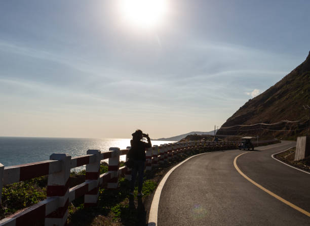 khách du lịch chụp ảnh hoàng hôn trên đảo côn sơn, tỉnh bà rịa vũng tàu - vũng tàu hình ảnh sẵn có, bức ảnh & hình ảnh trả phí bản quyền một lần