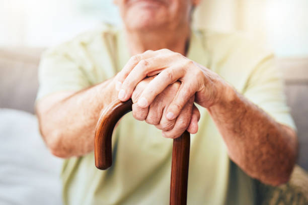 高齢者、障害者や老人のための手と杖、老人ホームと老人ホーム。老人は、歩行サポート、骨粗鬆症、関節炎のために杖でリラックスします。 - human hand aging process senior adult cane ストックフォトと画像