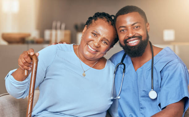 enfermera, mujer negra mayor y médico o cuidador abrazando por apoyo, amor y gratitud en un hogar de ancianos. sonríe, trabajador de la salud y feliz anciano africano con un bastón para una discapacidad - senior living communitiy fotografías e imágenes de stock