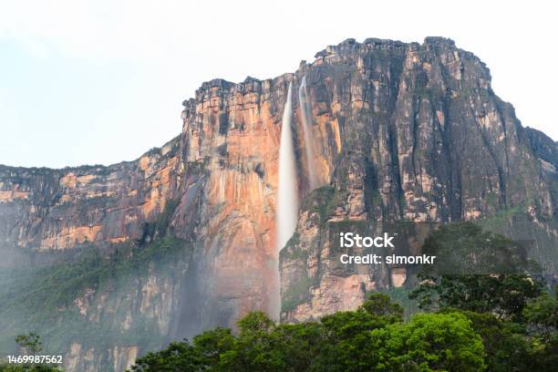 Scenic View Of Angel Falls And Auyan Tepui mountain Stock Photo - Download Image Now