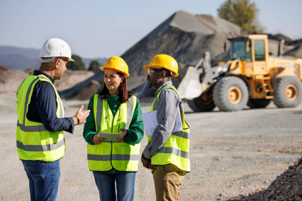 Engineers discussing at building site - fotografia de stock