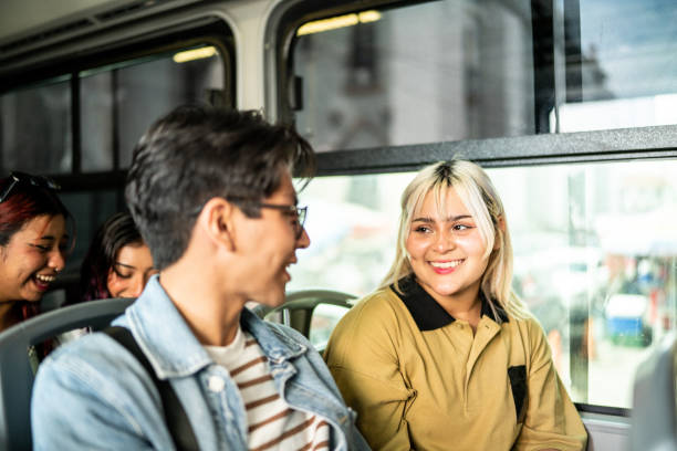 amigos hablando en un autobús - travel teenager talking student fotografías e imágenes de stock