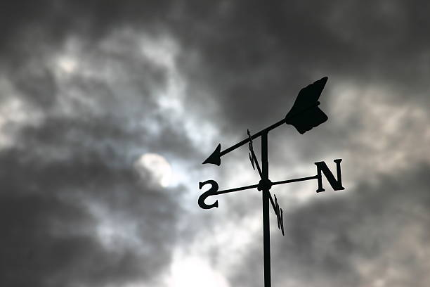 problemas más adelante. weathervane y nubes de tormenta - meteorology weather vane direction wind fotografías e imágenes de stock