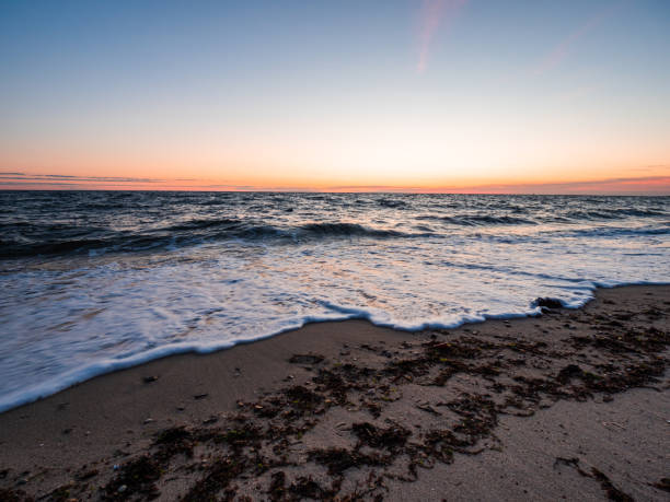 cape cod ocean sunrise - cape cod bay imagens e fotografias de stock