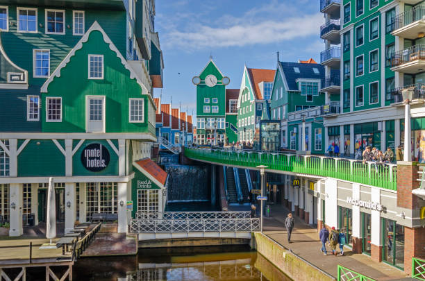 centre-ville de zaandam - zaandam photos et images de collection