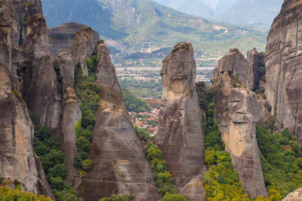 meteora rochas com mosteiros, grécia. dia de verão. - greek bible - fotografias e filmes do acervo