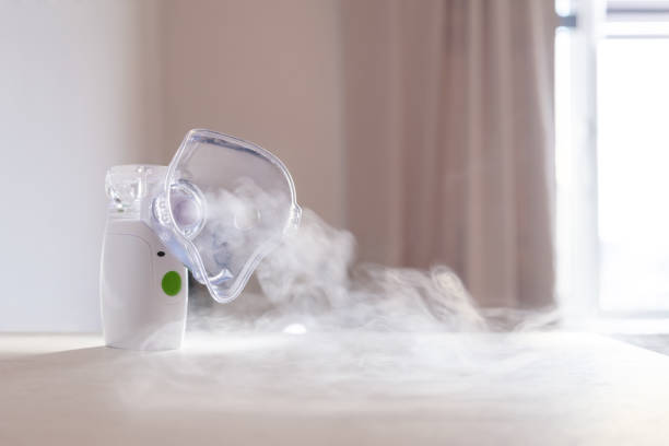 urządzenie medyczne przenośny nebulizator siatkowy, przestrzeń kopiowania. - nebulizer zdjęcia i obrazy z banku zdjęć