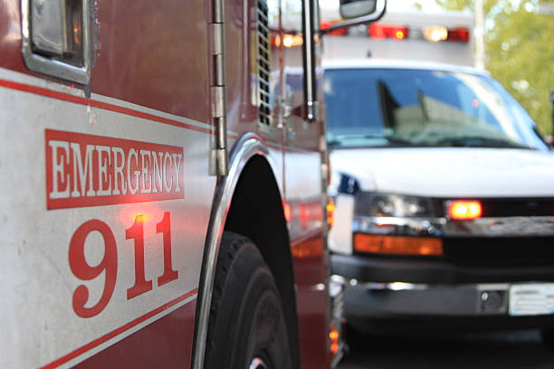 scena di emergenza 911 - emergency vehicle lighting foto e immagini stock
