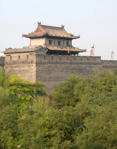 中国西安の城壁にある望楼 - china xian chinese lantern wall ストックフォトと画像
