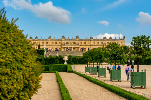 palacio y jardines de versalles fuera de parís, francia - chateau de versailles fotografías e imágenes de stock