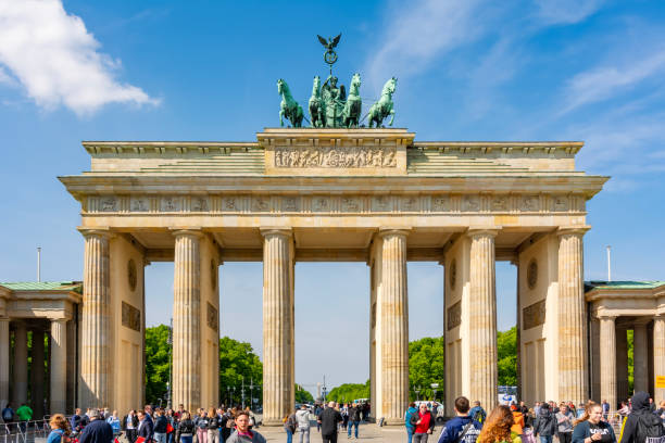 brama brandenburska (brandenburger tor) w centrum berlina - panoramic international landmark national landmark famous place zdjęcia i obrazy z banku zdjęć