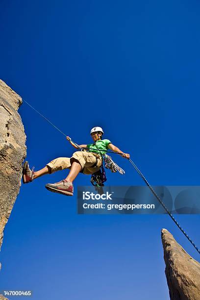 Rock Wspinacz Abseiling - zdjęcia stockowe i więcej obrazów Abseiling - Abseiling, Chwytać, Czynność