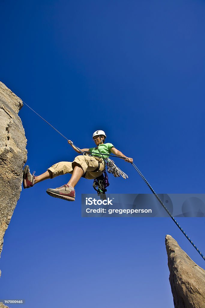 Rock alpinista rapel. - Foto de stock de Abaixar royalty-free