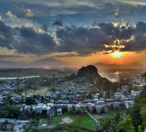 pôr do sol no vietname - marble mountains imagens e fotografias de stock