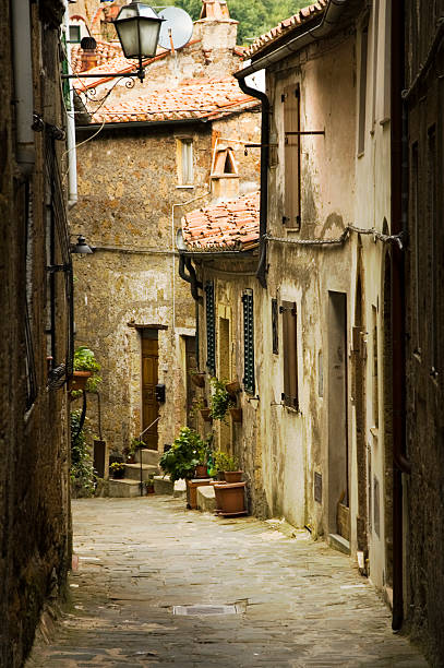 istock alley in the tuscany 147000915