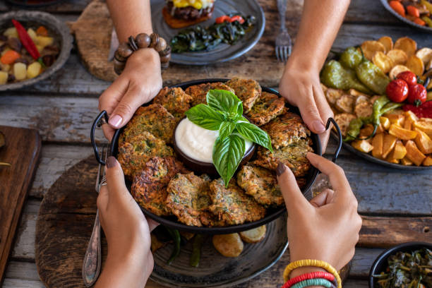 molte frittelle di verdure nel piatto con salsa bianca. mücver o mucver. - turkey burger foto e immagini stock