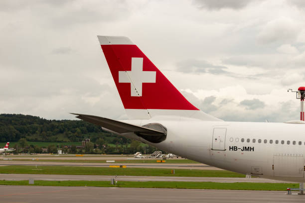 logo szwajcarskiego krzyża na samolocie airbus a340-313 w zurychu w szwajcarii - swiss culture airplane airport business zdjęcia i obrazy z banku zdjęć