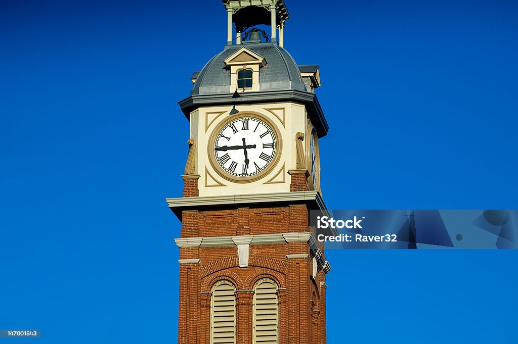 Tour de l'horloge sur un ciel bleu en arrière-plan - Photo de Architecture libre de droits