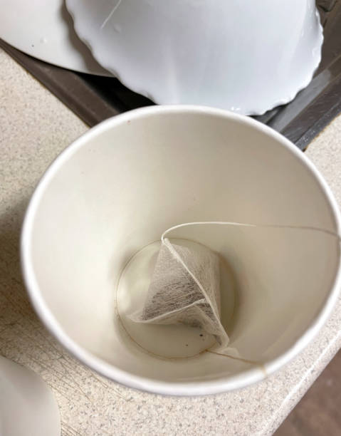 tazza da tè usa e getta da asporto con bustina di tè. - tea cup disposable cup tea sugar foto e immagini stock