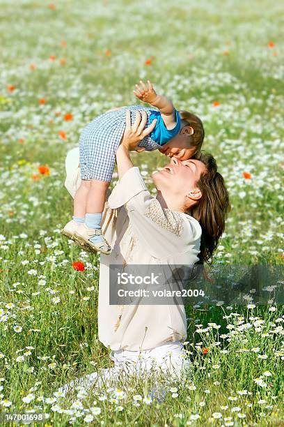 Photo libre de droit de Portrait De Mère Et Fils En Plein Air banque d'images et plus d'images libres de droit de Activités de week-end - Activités de week-end, Adulte, Amour