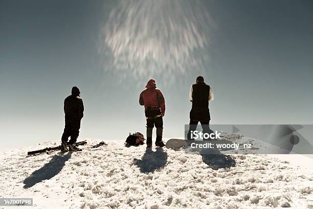 Photo libre de droit de Leur Regard En Admiration Trois Hommes Au Sommet De La Montagne banque d'images et plus d'images libres de droit de Montagne