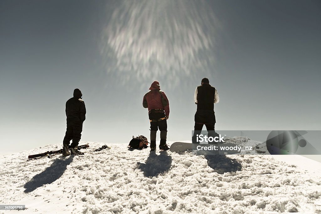 Essi sguardo a bocca aperta. Tre uomini in montagna. - Foto stock royalty-free di Guardare in su