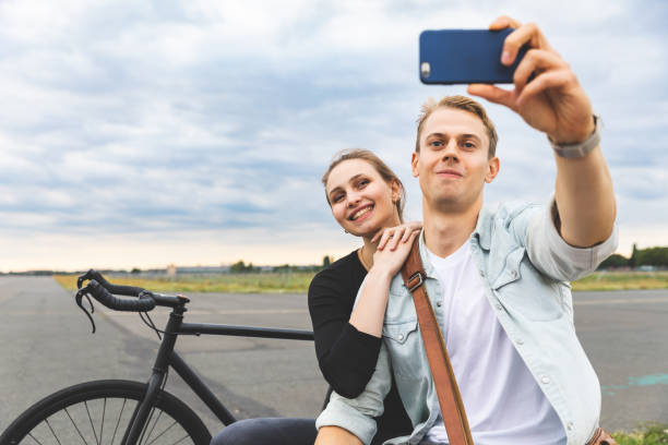 一緒に自分撮りをして微笑む幸せな夫婦 - tempelhof ストックフォトと画像