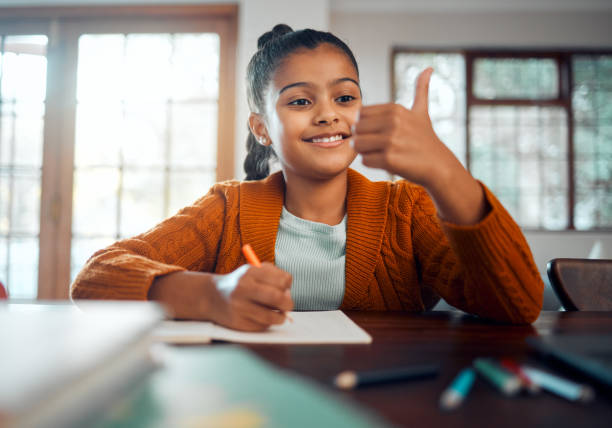 élève, école et éducation, fille avec des devoirs de mathématiques et compter, apprendre à la maison familiale et heureux avec l’étude. académique, érudition et écriture, apprendre pour le développement avec un élève de l’école primaire. - number 10 flash photos et images de collection