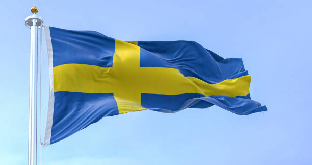государственный флаг швеции развевается в ясный день - day sky swedish flag banner стоковые фото и изображения