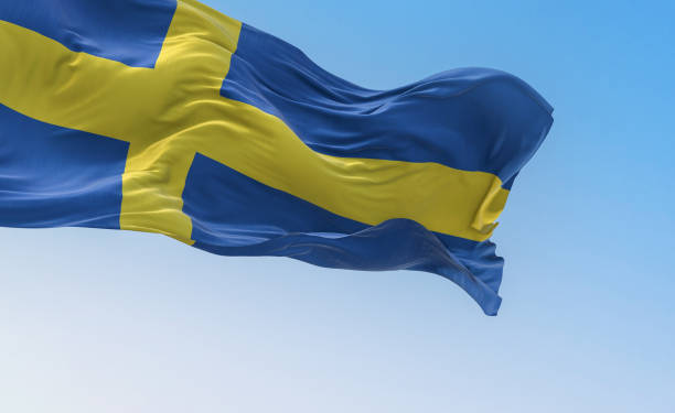 государственный флаг швеции развевается в ясный день - day sky swedish flag banner стоковые фото и изображения