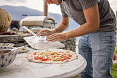 mann-garniert-pizza-bevor-sie-im-holzofen-gebacken-wird.jpg?b=1&s=170x170&k=20&c=Z0f4-auXZQ6NgRgwcMIQtL9On_CVkg4fsdzuHVOHrmg=