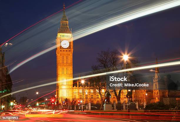 La Torre Dellorologio Big Ben Di Londra Con Traffico - Fotografie stock e altre immagini di Accendere (col fuoco)