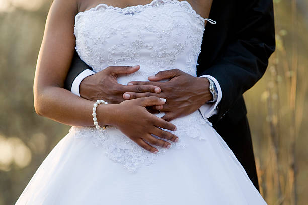 mantener la novia - wedding bride groom couple fotografías e imágenes de stock