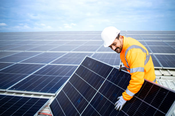 istock Solar energy worker installing photovoltaic panels on the roof. 1470020964