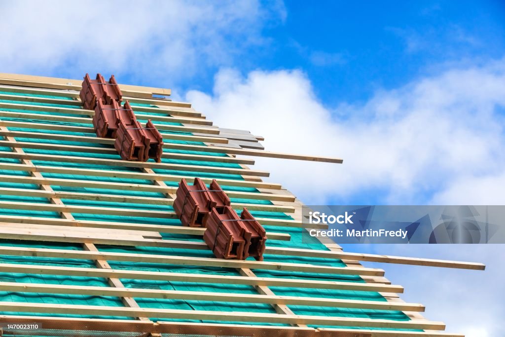 Un Techo En Construcción Con Pilas De Tejas Listas Para Sujetar Construyendo Una Casa Familiar Estructura Del Techo De La Casa Foto de stock y más banco de imágenes de Apilar - Un Techo En Construcción Con Pilas De Tejas Listas Para Sujetar Construyendo Una Casa Familiar Estructura Del Techo De La Casa Foto De Stock Y Más Banco De Imágenes De Apilar -
